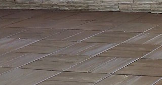 Бетонная брусчатка двора в Железнодорожном в октябре