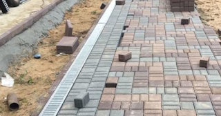 Профессиональная укладка плитки на улице в Железнодорожном в октябре