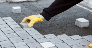 Монтаж тротуарной плитки на даче в Железнодорожном в октябре