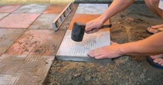 Укладка тротуарной плитки на основание в Железнодорожном в октябре