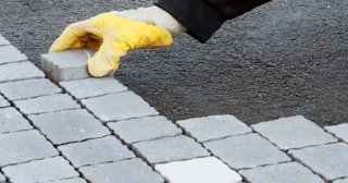 Укладка брусчатки в Железнодорожном - цена от 820 руб. за м2 | ТротуарнаяПлитка