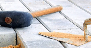 Профессиональная укладка тротуарной брусчатки в Железнодорожном в октябре