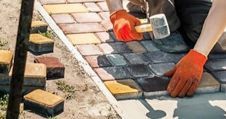 Укладка брусчатки «старый город» три цвета в Железнодорожном в октябре