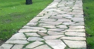 Профессиональная укладка камня на дорожки в Железнодорожном в октябре