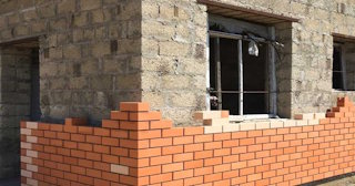 Профессиональная облицовка цоколя дома в Железнодорожном в октябре